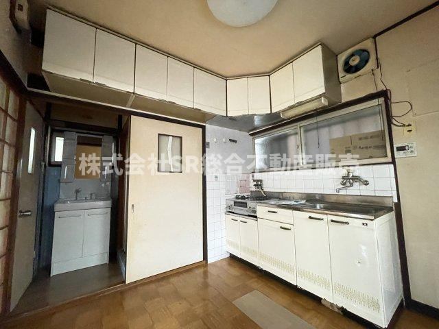 六万寺町3丁目中古戸建のキッチン|上部にも収納があります！