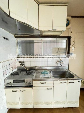 六万寺町3丁目中古戸建のキッチン|上下に収納たっぷりあり、2口コンロ、グリル付きのキッチン♪