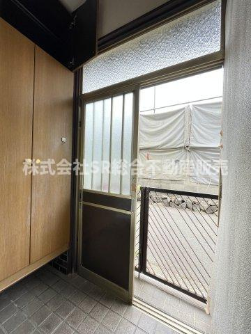 六万寺町3丁目中古戸建の玄関|明るい玄関でシューズボックスもあり使いやすいです！