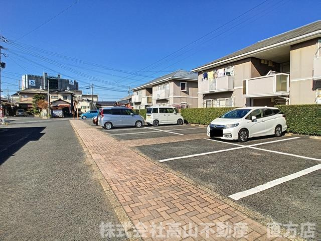 直方市大字知古のアパートの駐車場