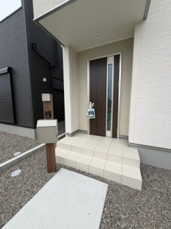【玄関】 | 岐阜市河渡新築建売全5棟！長期優良住宅！耐震等級3・住宅性能評価書取得した安心安全なお家です♪ | 岐阜市河渡新築建売全5棟！長期優良住宅！耐震等級3・住宅性能評価書取得した安心安全なお家です♪