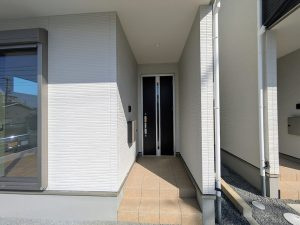 栗東市手原4丁目　新築戸建の玄関