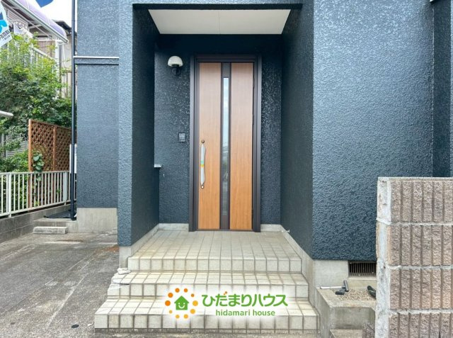 白岡市西１期　中古一戸建ての玄関