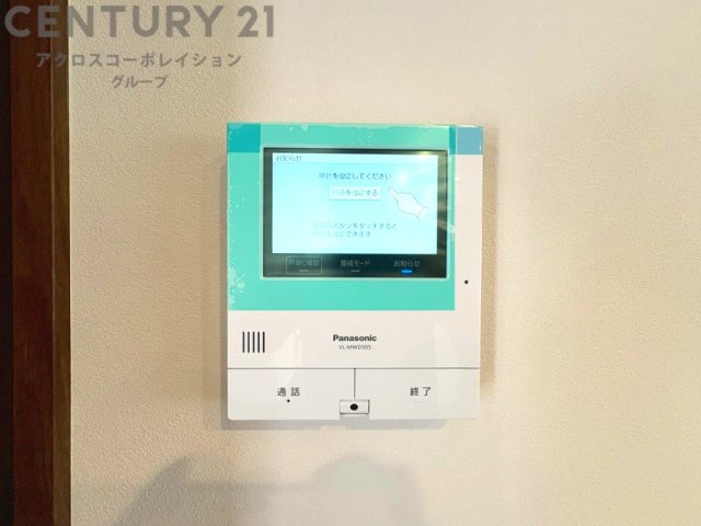 訪問者が来たときにテレビ画面で確認できるため、安心してドアを開けられます。録画機能があるものもあり、留守中に来訪者を記録しておくことができます。利便性が高く、セキュリティ面でも安心です。