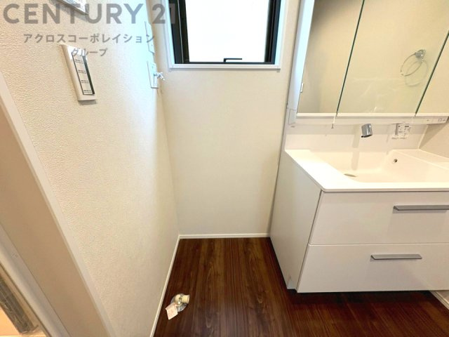 洗濯物の仕分け作業がしやすく、整理整頓が容易になります。洗濯音や湿気を他の部屋に持ち込まず、生活環境を快適に保ちます。上部を活用すれば収納スペースを確保でき洗剤や洗濯用品の整理もしやすくなります。