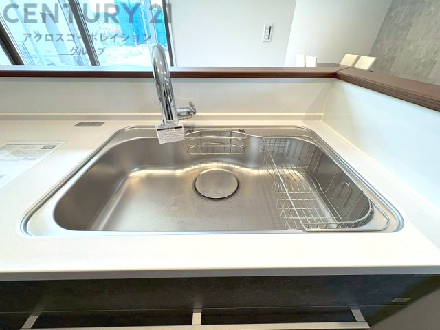 大きなシンクでお鍋などの大きな調理器具を洗う際にも便利です。
