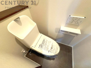 温水洗浄便座付トイレは温水洗浄機能により、暖かい水でおしりを洗浄することができ、冷たい水を使う従来の便座に比べ、温水洗浄機能で暖かいトイレを提供し、快適な使用を可能にします。