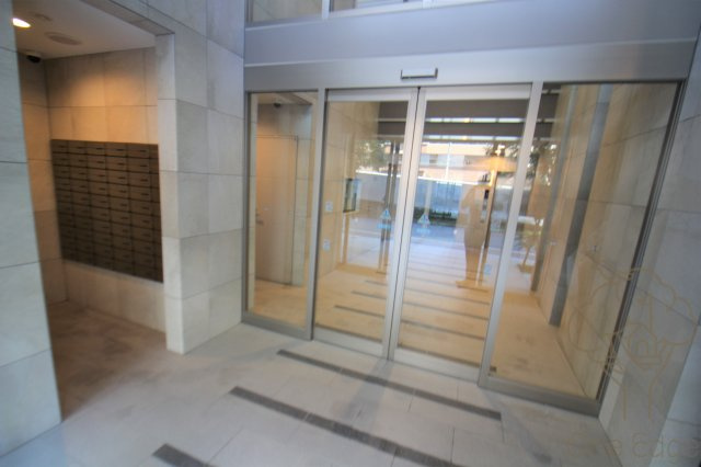 プレサンス南森町駅前のロビー