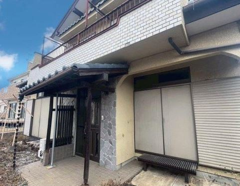 【中古】坂戸市石井中古住宅の玄関|ゆとりある玄関アプローチ