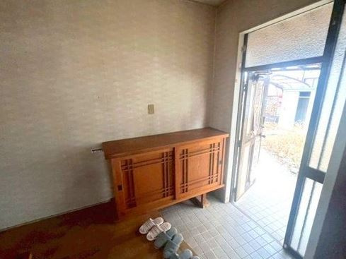 【中古】坂戸市石井中古住宅の玄関|明るい玄関ホール