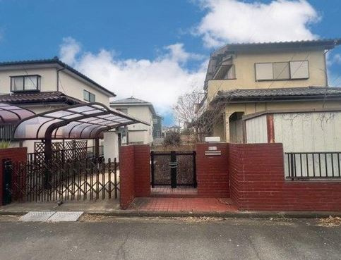 【中古】坂戸市石井中古住宅の玄関|門扉あり