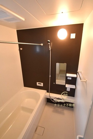 TERRACE　水戸市元吉田町　6期 　限定1棟！の浴室|浴槽への出入りが安全な低床タイプのユニットバス。洗い場は滑りにくい速乾床ですので、お子様やご高齢の方にも安心です。自動お湯張りに追焚機能付きのオートバスです。