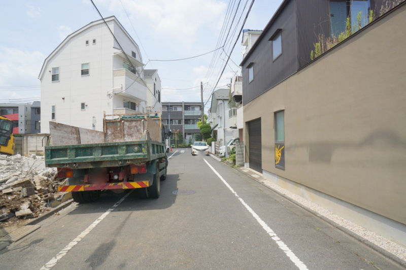 宮坂３　土地の前面道路含む現地写真|東側　公道　幅員約6.0m　接道約13.6m