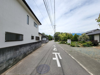 【前面道路含む現地写真】 | 甲斐市西八幡 建物一新で綺麗な中古戸建 LDK20帖 車3台