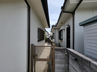 【周辺】 | 甲斐市西八幡 建物一新で綺麗な中古戸建 LDK20帖 車3台 | 敷地南西側境界