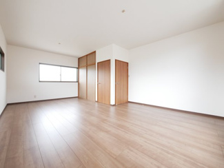 【洋室】 | 甲斐市西八幡 建物一新で綺麗な中古戸建 LDK20帖 車3台 | 2階　11.5帖　洋室　ツードアワンルーム