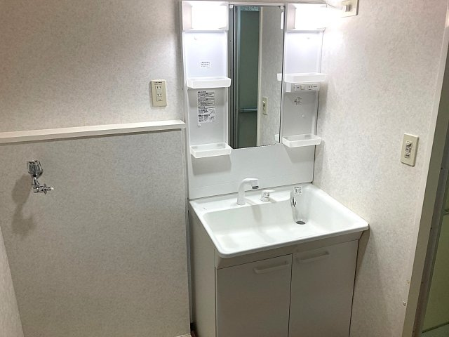 ガーデンコート楠ケ丘の洗面所|綺麗な独立した洗面台を完備
