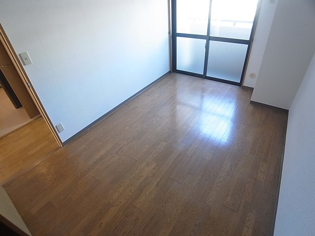 ガーデンコート楠ケ丘の内装|洋室6帖のお部屋、綺麗なフローリングです