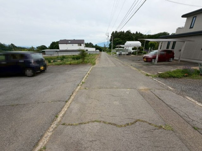 【前面道路含む現地写真】 | 北杜市高根町村山北割　こだわりのリビング　4LDK