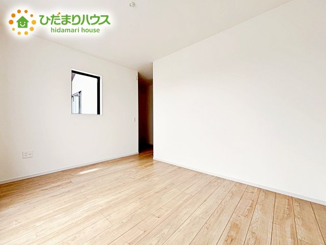 【寝室】 | 水戸市赤塚1期　新築戸建　2号棟 | バルコニーに面していて、たっぷり光りの入る明るい主寝室です！