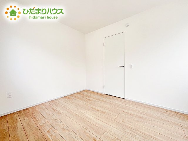 【洋室】 | 水戸市赤塚1期　新築戸建　2号棟 | 柔らかい陽光が差し込む明るいお部屋を演出する設計。彩光の取れる窓が気持ちの良いお部屋を創り上げます。