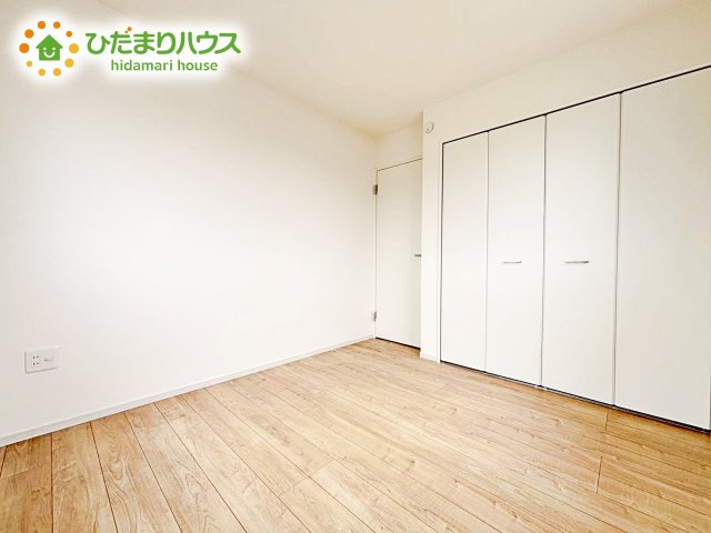 【洋室】 | 水戸市赤塚1期　新築戸建　2号棟 | 窓からそそがれる暖かみのある明るい空間。広々としたプライベート空間で自分の時間を楽しめます。フローリング仕様で普段のお掃除も楽々です。