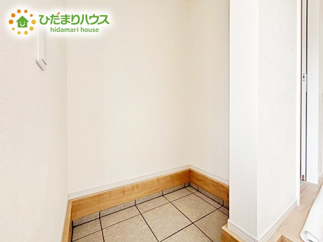【玄関】 | 水戸市赤塚1期　新築戸建　2号棟 | 陽当たりが良い玄関は、お出かけ前の気分も上がります。シューズボックスには、たくさんの靴が収納出来るのでいつでも玄関がスッキリです。