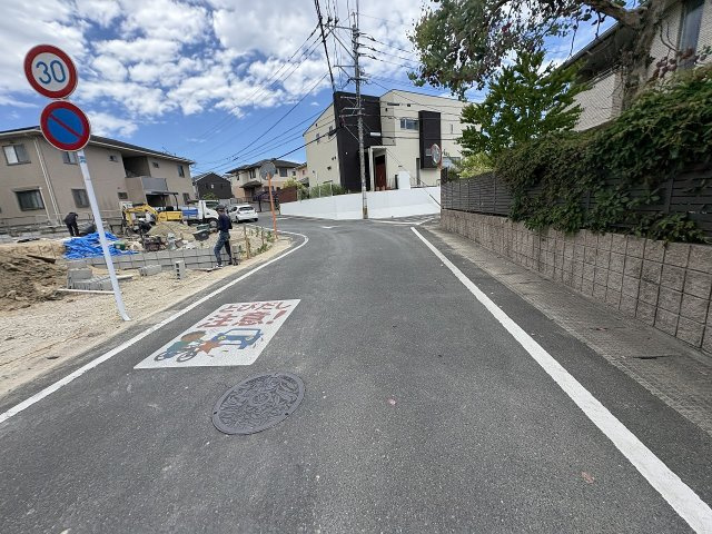 【その他】 | 春日市白水池1丁目1期　1号棟（全2棟）【仲介手数料無料・0円】 | 現地写真。前面道路です。