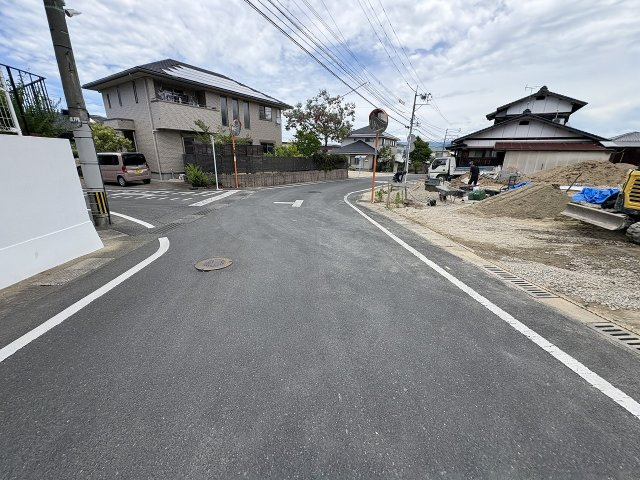 【その他】 | 春日市白水池1丁目1期　2号棟（全2棟）【仲介手数料無料・0円】 | 現地写真。前面道路です。