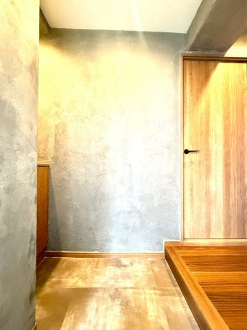 エンゼルハイム鶴見第2の玄関|清潔感のある玄関は、住まいの第一印象を高める上品で落ち着いた空間に仕上がっています。