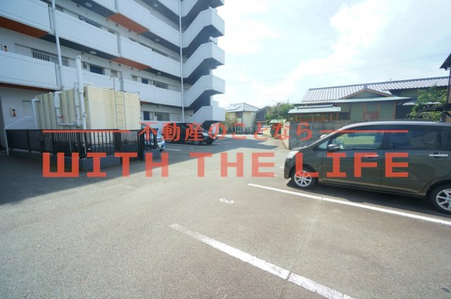 諏訪野ビルの駐車場|駐車場があるので、車を買う予定の方も安心です