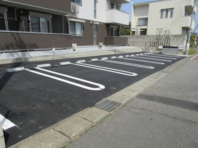 日吉ハイツⅢの駐車場