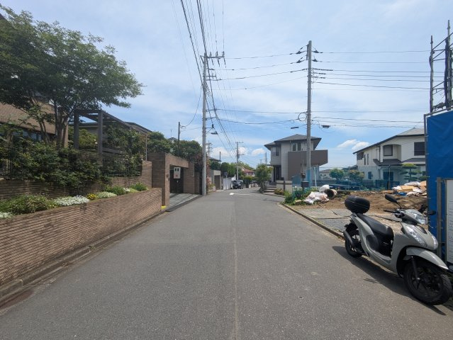 ZEH水準省エネ住宅　LDK20帖超　４LDKの前面道路含む現地写真|前面道路