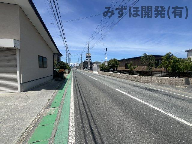 東根市四ツ家1丁目6-15の前面道路含む現地写真