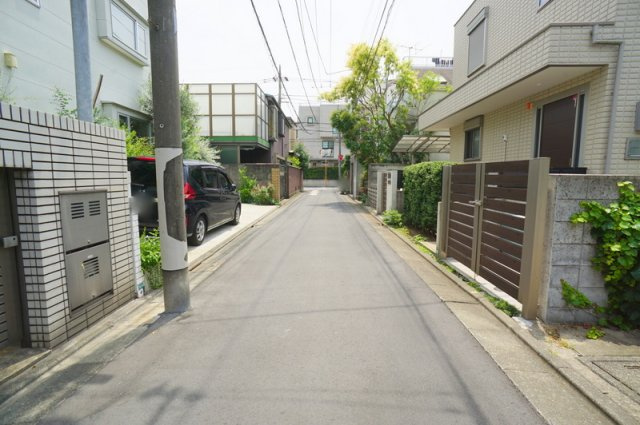 五本木１　土地の前面道路含む現地写真|東側公道　幅員約4.0m　間口約2.6m