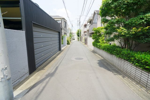 五本木１　土地の前面道路含む現地写真|東側公道　幅員約4.0m　間口約2.6m