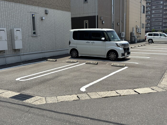 クレシア高木中央の駐車場