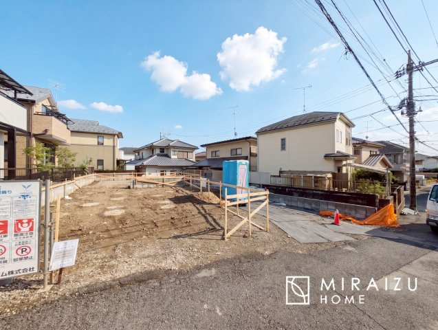 【外観】 | 青く澄み渡った綺麗な空と、陽の光をたっぷりと受ける、そんな新築住宅で新生活をスタートしてみませんか？見学・ご相談等、ミライズホーム(株)までお気軽にご連絡下さい。