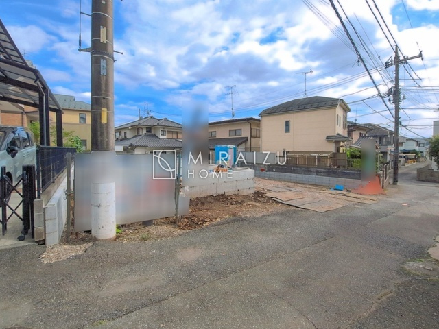 【外観】 | 青く澄み渡った綺麗な空と、陽の光をたっぷりと受ける、そんな新築住宅で新生活をスタートしてみませんか？見学・ご相談等、ミライズホーム(株)までお気軽にご連絡下さい。