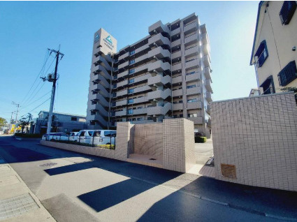「専用ポーチ付き」高知市鴨部2丁目サーパス鴨部　中古マンションの外観|敷地内はゆとりある設計、周辺環境もスッキリ落ち着いた街並み。