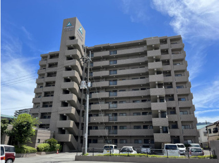 「専用ポーチ付き」高知市鴨部2丁目サーパス鴨部　中古マンションの外観|陽当り・通風に期待が高まる、開放的な外観デザイン☆