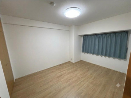 「専用ポーチ付き」高知市鴨部2丁目サーパス鴨部　中古マンションの洋室|明るい木目調のフローリング。どんな家具にも合わせやすい洋室。