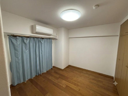 「専用ポーチ付き」高知市鴨部2丁目サーパス鴨部　中古マンションの洋室|クローゼット完備で、お部屋をスッキリ広く使えます◎