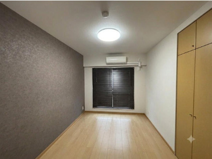 「専用ポーチ付き」高知市鴨部2丁目サーパス鴨部　中古マンションの洋室|モダンな雰囲気を演出する、お洒落なアクセントクロス仕様の洋室。