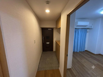 「専用ポーチ付き」高知市鴨部2丁目サーパス鴨部　中古マンションの玄関|お出迎えの瞬間から心地よい、温かみのある照明とすっきりした廊下。