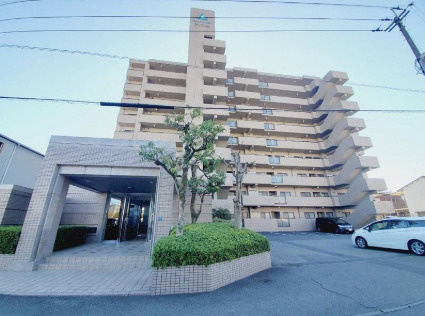 「専用ポーチ付き」高知市鴨部2丁目サーパス鴨部　中古マンションの外観|植栽の緑が優しく迎える、高級感のあるエントランスアプローチ。