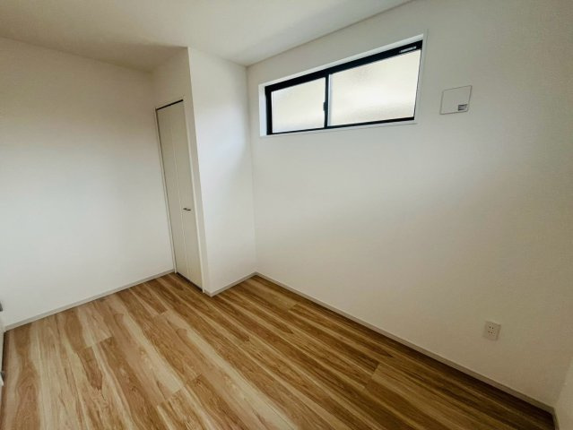 久喜市中妻2期の洋室|〇洋室　4.6帖〇
各居室に収納付きで住みやすさにこだわっています！
※2026年8月撮影