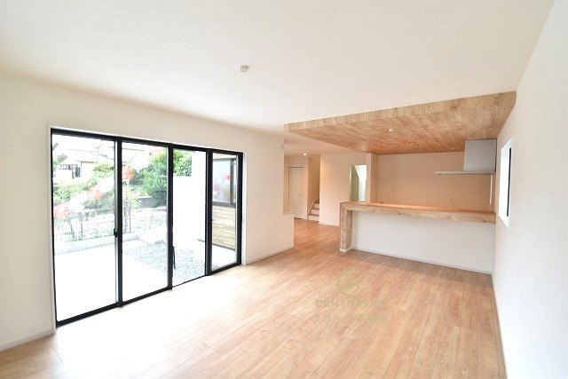 TERRACE　水戸市赤塚　1期 　2の居間・リビング|カーテンやラグの色、質感、選ぶ家具などで雰囲気が変わりますので、お好みのインテリアを楽しみましょう♪リビング階段は家族が自然と顔を合わせる工夫です。