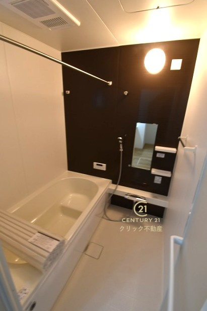 TERRACE　水戸市赤塚　1期 　2の浴室|浴槽への出入りが安全な低床タイプのユニットバス。洗い場は滑りにくい速乾床ですので、お子様やご高齢の方にも安心です。自動お湯張りに追焚機能付きのオートバスです。