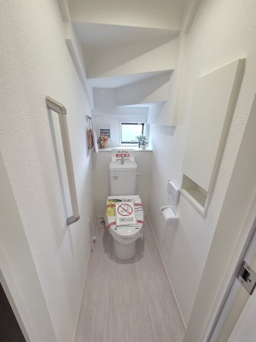 新築　太田市牛沢町　2号棟　GRAFAREのトイレ|現地写真　トイレは洗浄機能付きです！壁面収納も嬉しいですね♪